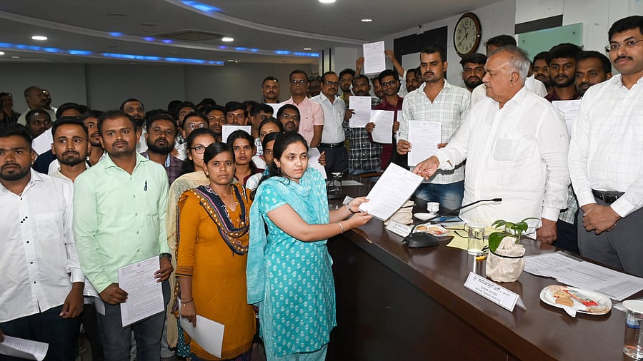 <div class="paragraphs"><p>Transport Minister Ramalinga Reddy hands out appointment orders to the bus conductors. </p></div>