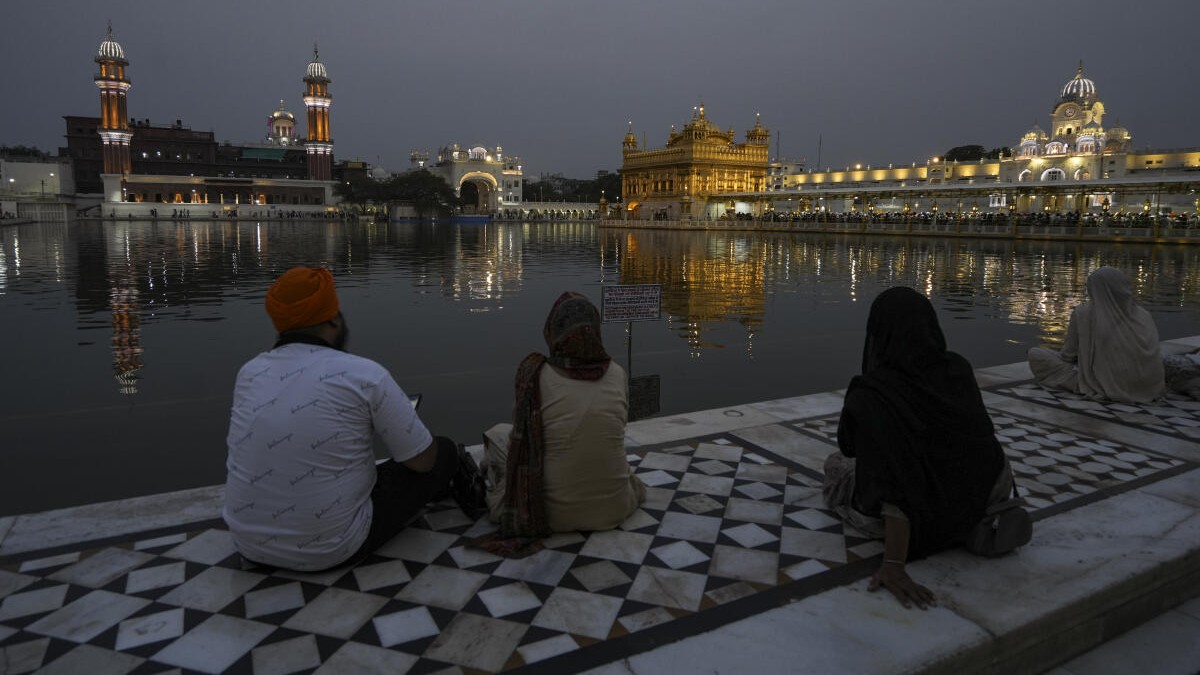 <div class="paragraphs"><p>People visit Golden Temple.</p></div>