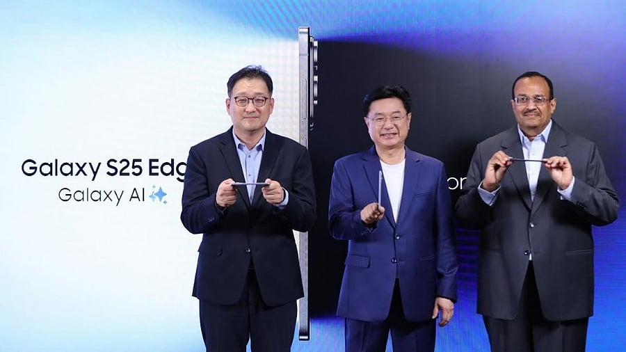 <div class="paragraphs"><p>[Left-&gt;Right] Soon Choi, Corporate EVP, JB Park, President and CEO, and Raju Pullan, Senior VP, Samsung India, launched the Galaxy S25 Edge in India.</p></div>