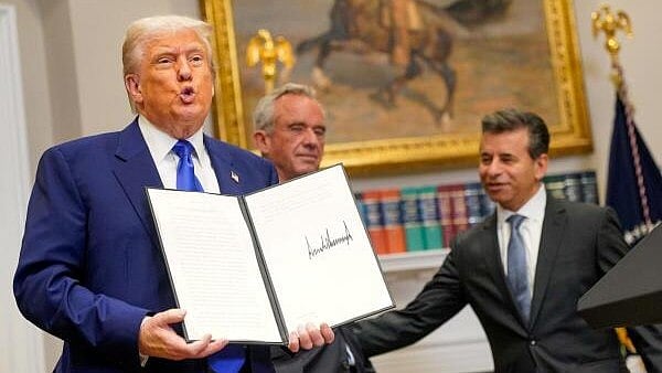 <div class="paragraphs"><p>US President Trump and US Health and Human Services (HHS) Secretary Kennedy attend a press conference, in Washington</p></div>