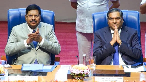 <div class="paragraphs"><p>Outgoing Chief Justice of India (CJI) Sanjiv Khanna with CJI-designate Justice Bhushan Ramkrishna Gavai during a farewell function organised in his honour by Supreme Court Bar Association (SCBA), in New Delhi,</p></div>
