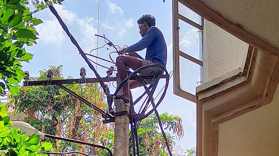 <div class="paragraphs"><p>The heavy downpour that lashed the city on Tuesday left many electrical poles and power infrastructure damaged. Bescom staff were seen undertaking maintenance work across the city on Wednesday morning. </p></div>