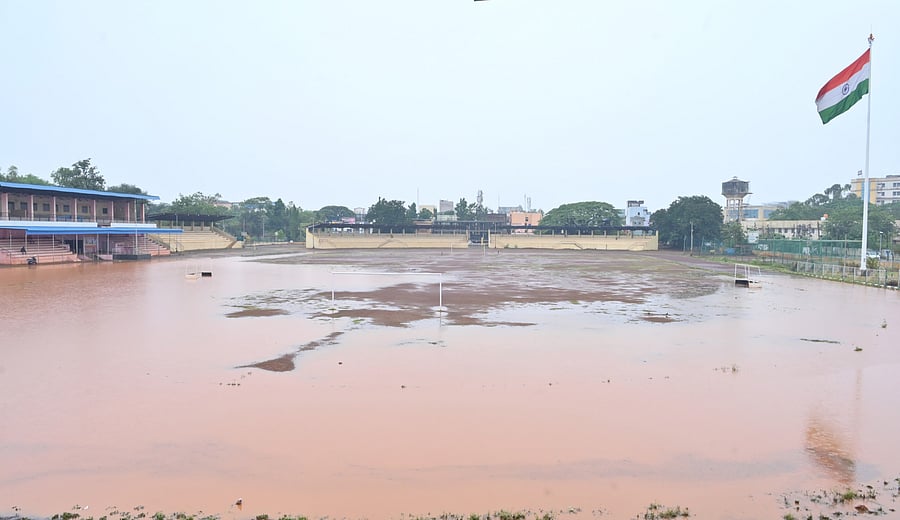 <div class="paragraphs"><p>Copious rain on Thursday has turned Nehru Stadium in Bidar into a lake. Skies opened up at 4 am and it rained till noon in the heritage city.</p></div>