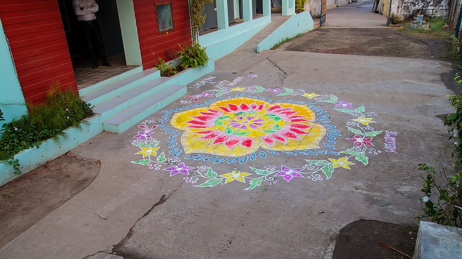 <div class="paragraphs"><p>Rangoli outside a house.</p></div>