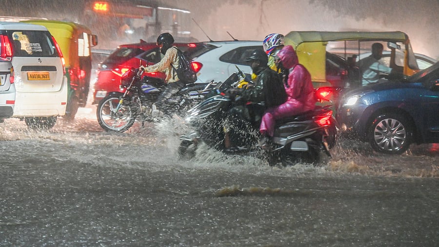 <div class="paragraphs"><p>Motorists wade through sheets of rain and waterlogged streets on Central Street, Shivajinagar, on Saturday. </p></div>