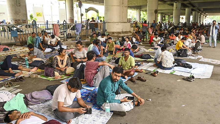 <div class="paragraphs"><p>School teachers, who lost their jobs following a Supreme Court order last month, continued their demonstration outside the West Bengal Education department headquarters in Salt Lake.</p></div>