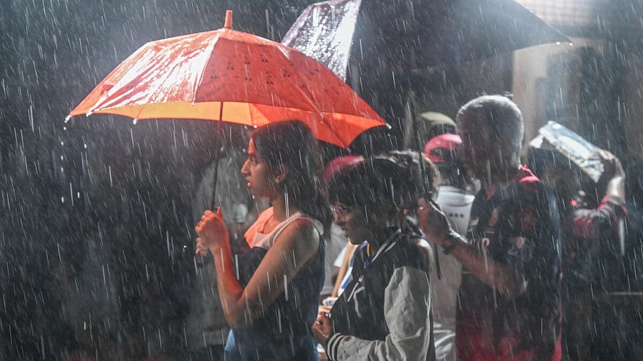 <div class="paragraphs"><p>IPL Cricket fans suffer in rain at Chinnaswamy Stadium, Cubbon Road in Bengaluru on Saturday, 17th May 2025.</p></div>