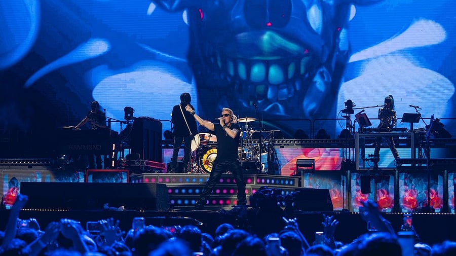 <div class="paragraphs"><p>Guns N' Roses concert</p></div>