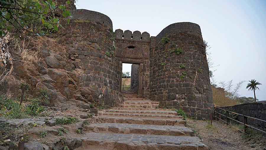 <div class="paragraphs"><p>Pune Darwaja of Sinhagad Fort</p></div>