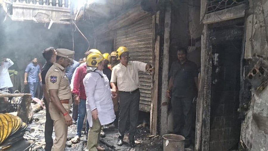 <div class="paragraphs"><p>Telangana minister Ponnam Prabhakar inspect the site after a fire broke out in a building near Charminar, in Hyderabad</p></div>