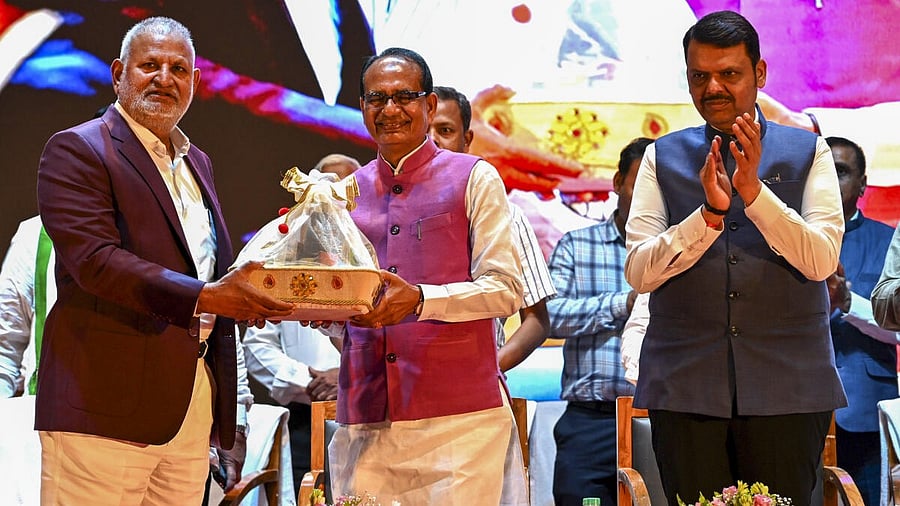 <div class="paragraphs"><p>Union Minister for Agriculture Shivraj Singh Chouhan being felicitated as Maharashtra Chief Minister Devendra Fadnavis looks on during the 'Kisan Sammelan' organised under the Viksit Krishi Sankalp Abhiyan, in Nagpur</p></div>
