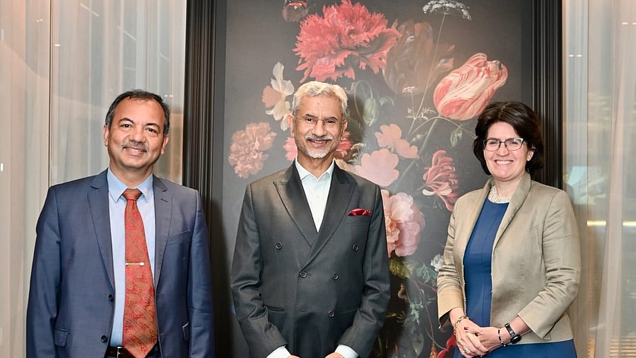 <div class="paragraphs"><p>EAM S Jaishankar (middle) in Netherlands</p></div>