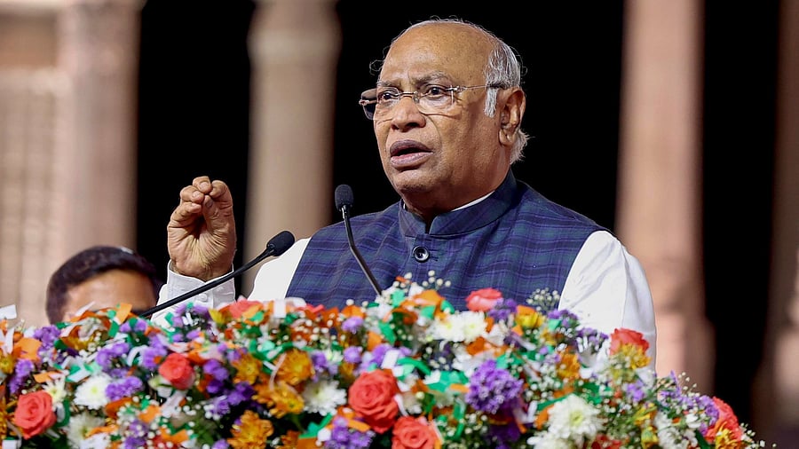 <div class="paragraphs"><p>Congress president Mallikarjun Kharge in Hosapete on Tuesday. </p></div>