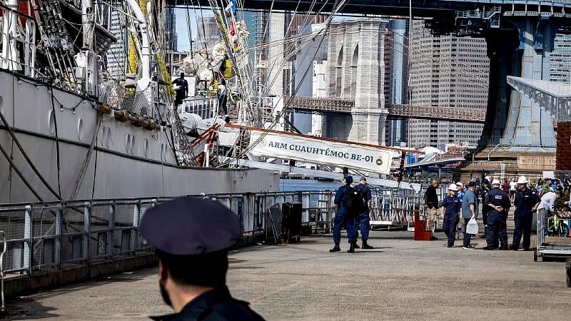 <div class="paragraphs"><p>Mexican ship in fatal crash accelerated before hitting Brooklyn Bridge.</p></div>