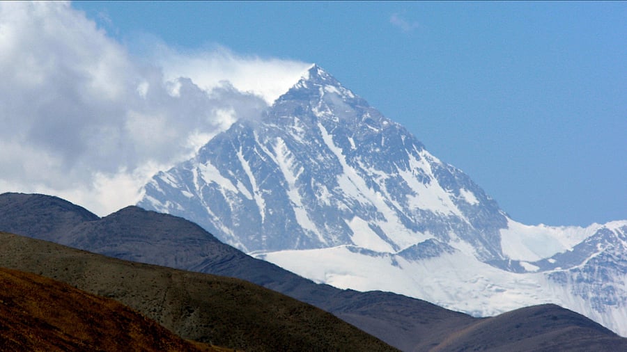 <div class="paragraphs"><p>Mount Everest, known in Tibetan as Qomolangma, rises behind foothills, as seen from near the Tibetan town of Shegar.</p></div>