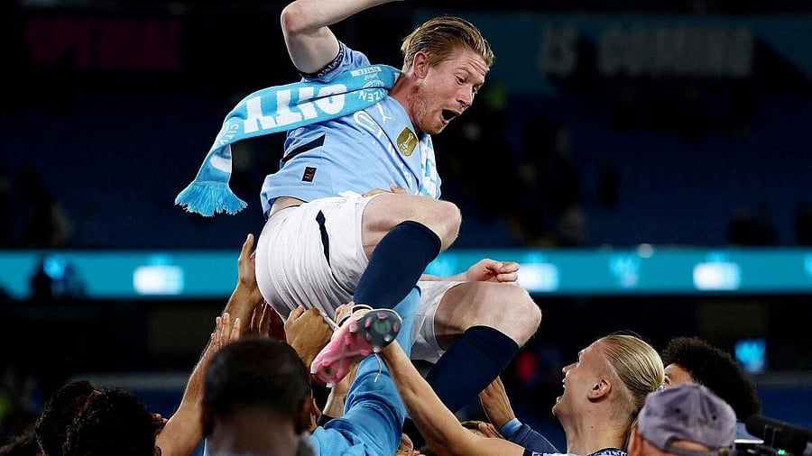 <div class="paragraphs"><p>Manchester City's Kevin De Bruyne is thrown in the air by teammates during a tribute after the match as he plays his last match at the Etihad Stadium</p></div>