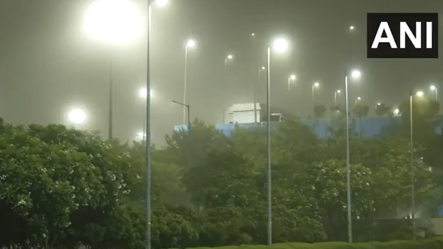 <div class="paragraphs"><p>Visuals of dust storm at Delhi's Indira Gandhi International Airport.&nbsp;</p></div>