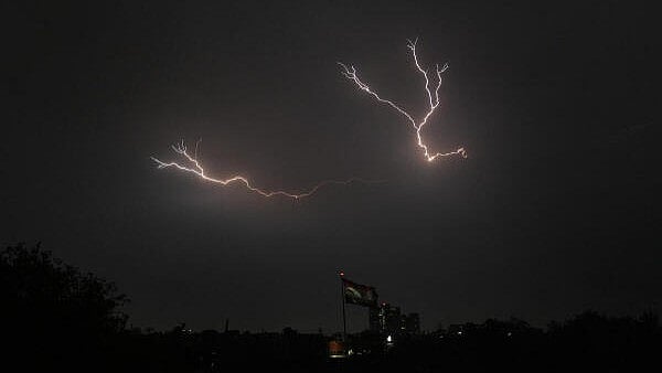<div class="paragraphs"><p>Thunderstorm lights up the sky, in New Delhi</p></div>