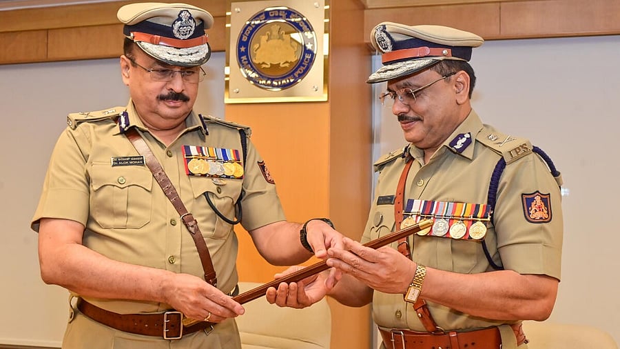 <div class="paragraphs"><p>MA Saleem (right) takes charge as the new DG&amp;IGP from Alok Mohan (left).&nbsp;</p></div>