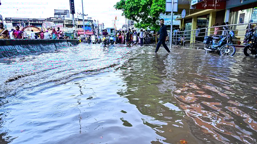 <div class="paragraphs"><p>The market road in Kalaburagi is flooded following heavy rainfall on Thursday. Unrelenting pre-monsoon showers have hit road infrastructure and crops in Kalaburagi and Bidar districts. </p></div>