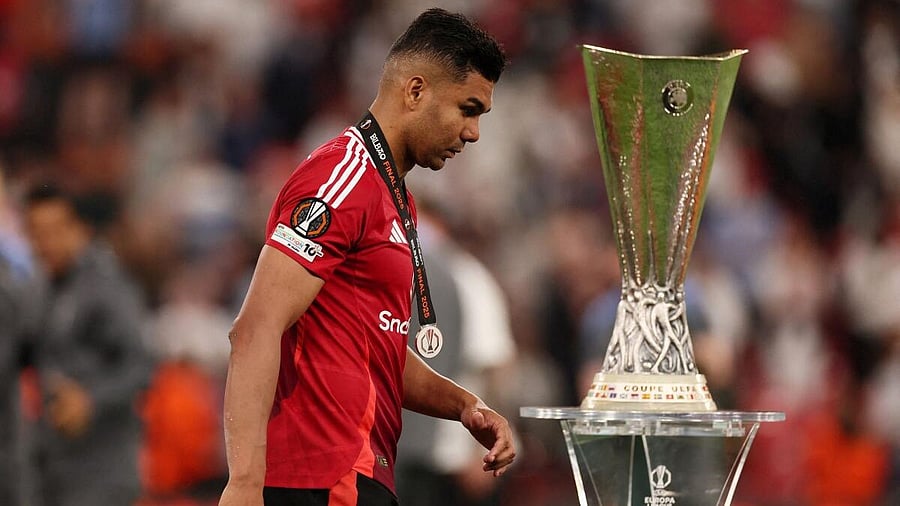 <div class="paragraphs"><p>Manchester United's Casemiro looks dejected as he walks past the trophy after collecting his runners up medal</p></div>