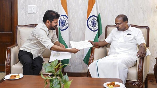 <div class="paragraphs"><p>Union Minister HD Kumaraswamy with Telangana Chief Minister Revanth Reddy during a meeting, in New Delhi.</p></div>