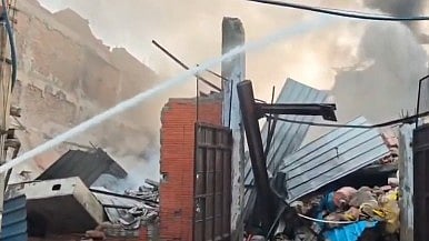 <div class="paragraphs"><p>Building collapses after massive fire.</p></div>