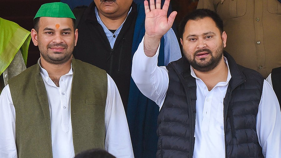 <div class="paragraphs"><p>RJD leader Tejashwi Yadav (R) with Tej Pratap Yadav (L).</p></div>