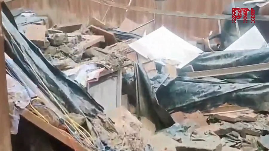 <div class="paragraphs"><p>Screengrab of video showing police office collapse in Ghaziabad</p></div>