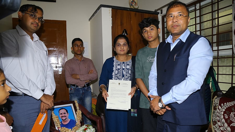 <div class="paragraphs"><p>Assam&nbsp;Industries and Commerce Minister&nbsp;Bimal Bora calls on the family members of Manjunath Rao, a victim of the Pahalgam terror attack, in Shivamogga on Sunday. </p></div>