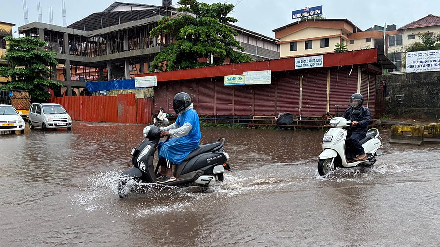 <div class="paragraphs"><p>Rainwater stagnates in the parking area of Krishna Mutt in Udupi following a sharp spell, on Monday. </p></div>