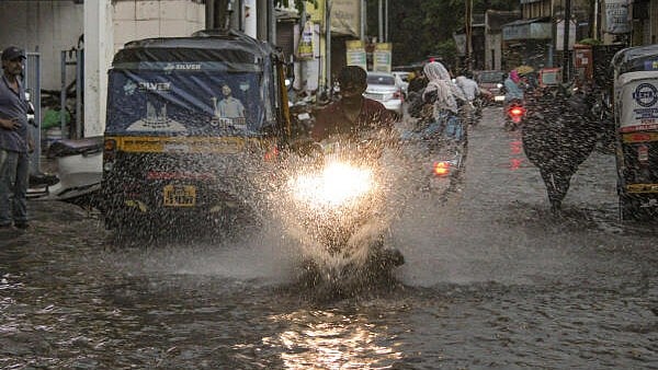 <div class="paragraphs"><p>Commuters amid rains, in Solapur, Maharashtra.</p></div>