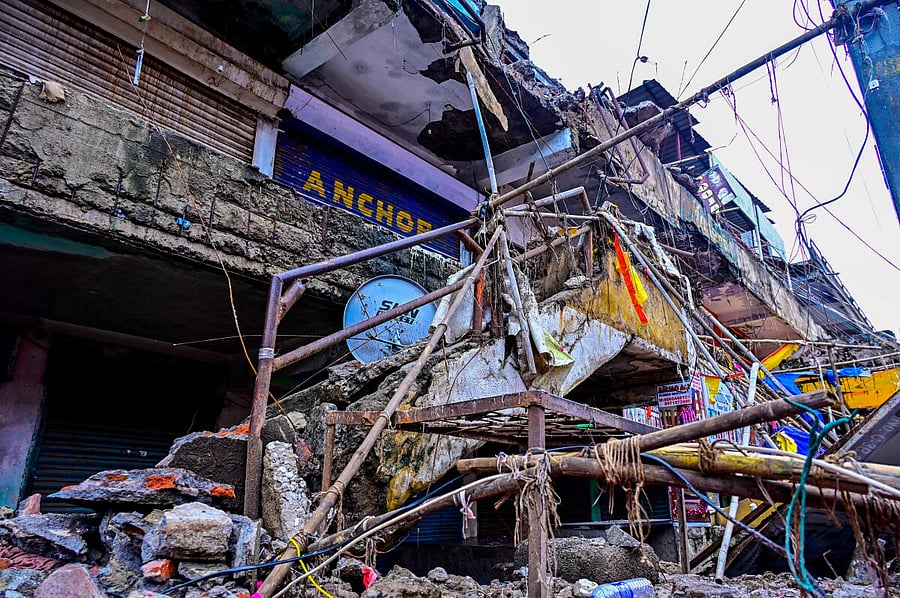 <div class="paragraphs"><p>The roof of the old market building of Kalaburagi Mahanagar Palike in Chappal Bazaar collapsed due to incessant rainfall on Tuesday. </p></div>