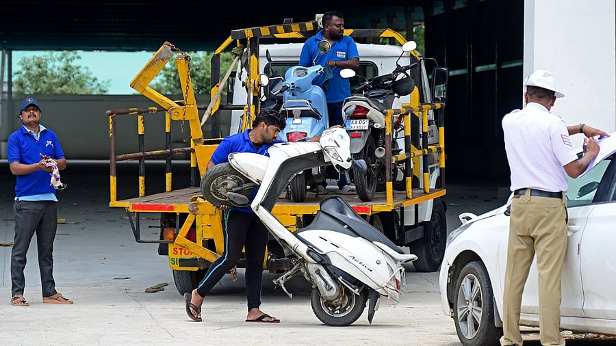 <div class="paragraphs"><p>Traffic police tow away two-wheelers in the Majestic area. </p></div>