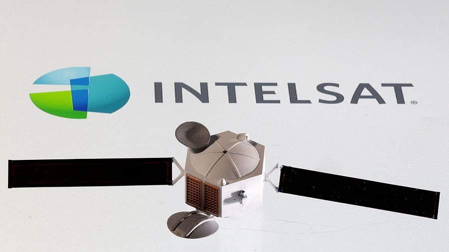 <div class="paragraphs"><p>Satellite model is placed on Intelsat logo.</p></div>