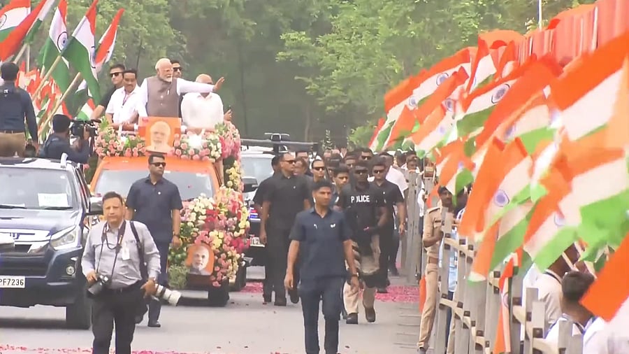 <div class="paragraphs"><p>PM Modi's roadshow. (Screengarb)</p></div>