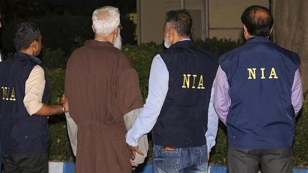 <div class="paragraphs"><p>Mumbai terror attack accused Tahawwur Hussain Rana with NIA officials upon his arrival at the IGI Airport, in New Delhi.</p></div>
