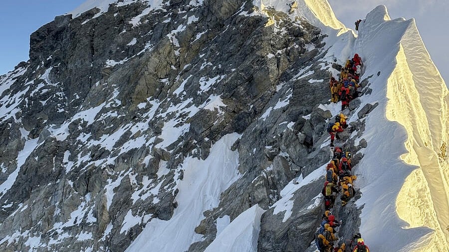 <div class="paragraphs"><p>Mount Everest </p></div>