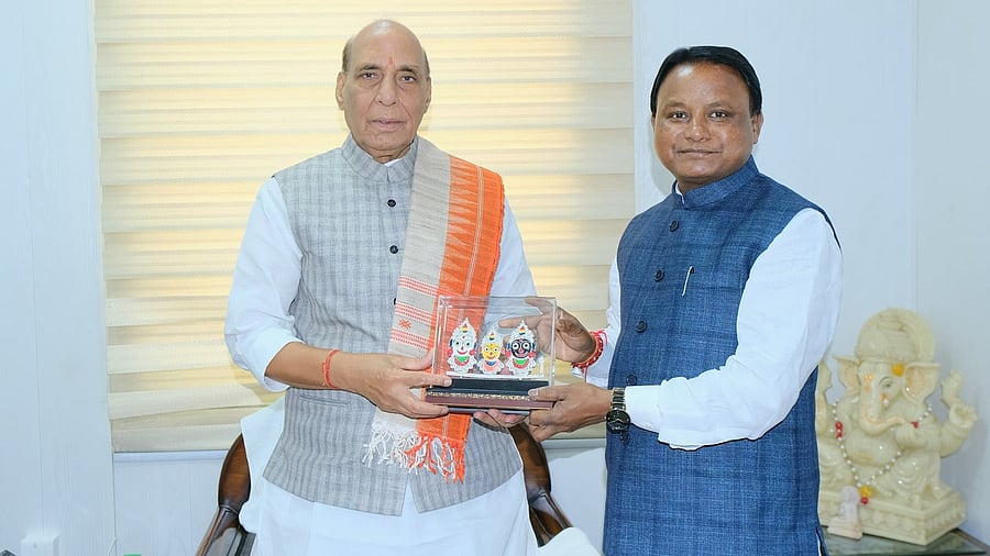 <div class="paragraphs"><p>Odisha CM Mohan Charan Majhi (R) with India's Defence Minister Rajnath Singh.</p></div>