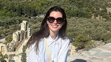 <div class="paragraphs"><p>Anne Hathaway</p></div>