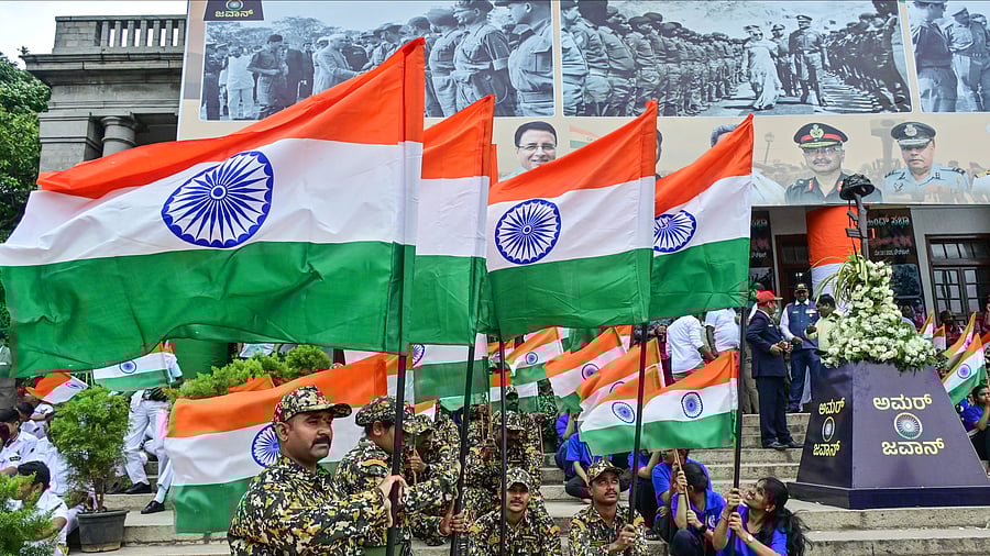 <div class="paragraphs"><p>The Congress party organised Jai Hind Sabha, a programme to honour the armed forces personnel at the Town Hall in Bengaluru on Wednesday. CM Siddaramaiah, his deputy D K Shivakumar, Congress leaders K C Venugopal and Randeep Singh Surjewala took part in the programme. </p></div>