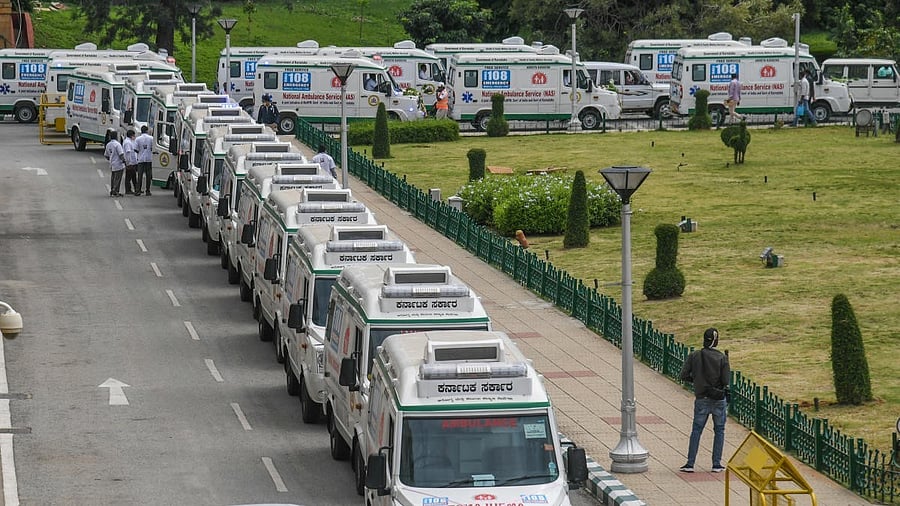 <div class="paragraphs"><p> Ambulances standing in queue</p></div>