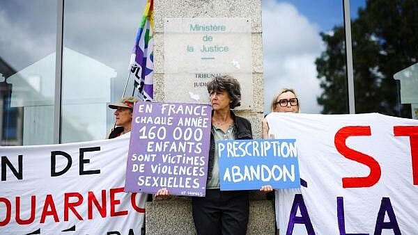 <div class="paragraphs"><p>A group of alleged victims, members of women's collectives, NGOs and unions gather in front of the courthouse on the day of the verdict of ex-surgeon Joel Le Scouarnec.</p></div>
