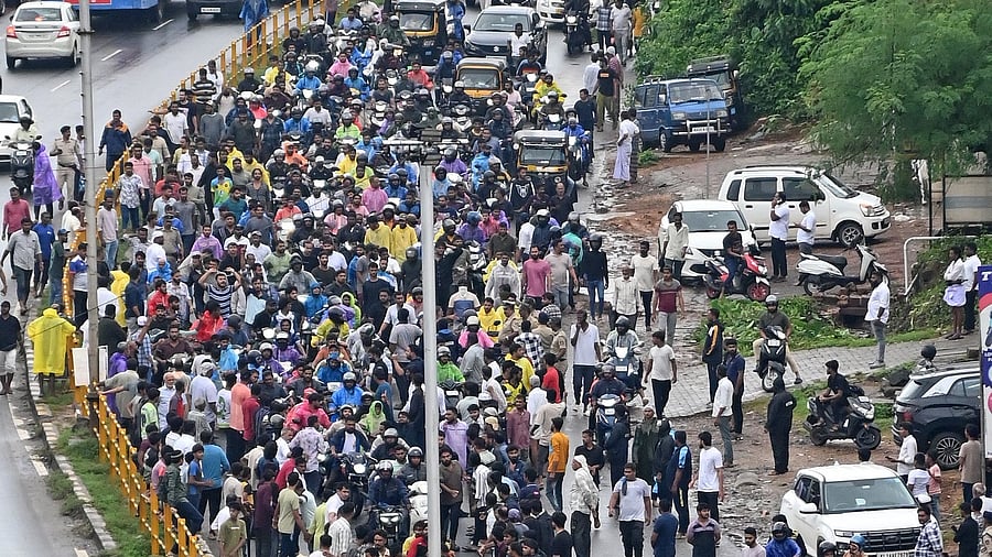 <div class="paragraphs"><p>A huge crowd during Abdul Rahim’s funeral procession in Mangaluru on Wednesday. </p></div>