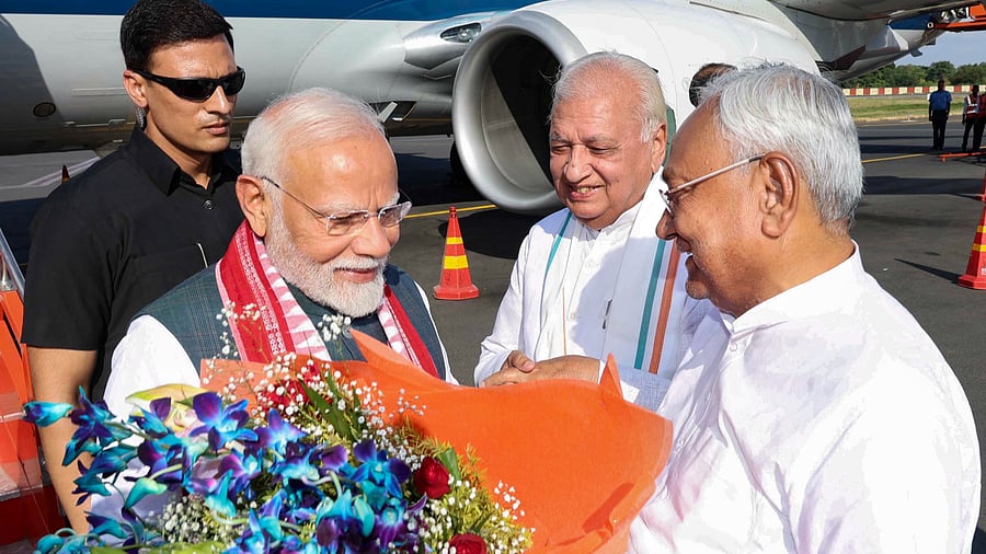 <div class="paragraphs"><p> Prime Minister Narendra Modi being welcomed by Bihar Governor Arif Mohammed Khan and Chief Minister Nitish Kumar.</p></div>