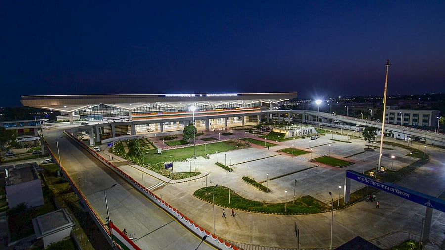 <div class="paragraphs"><p>Illuminated new terminal building of the Jayprakash Narayan International Airport.</p></div>