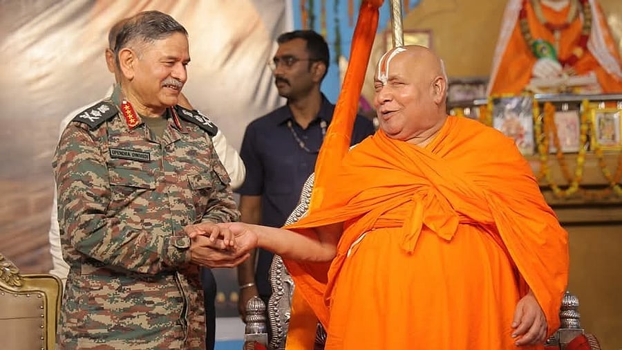 <div class="paragraphs"><p>Jagadguru Rambhadracharya with chief of Army staff General Upendra Dwivedi. </p></div>