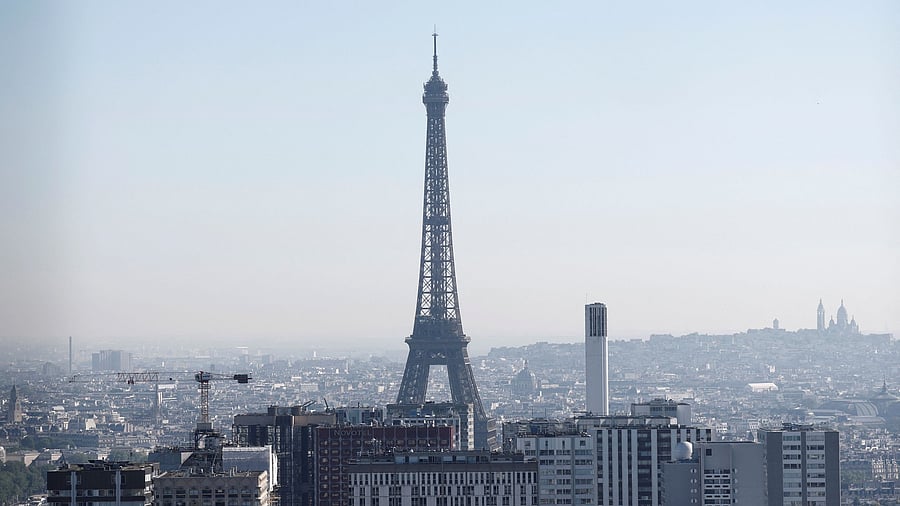 <div class="paragraphs"><p>The Eiffel Tower.</p></div>