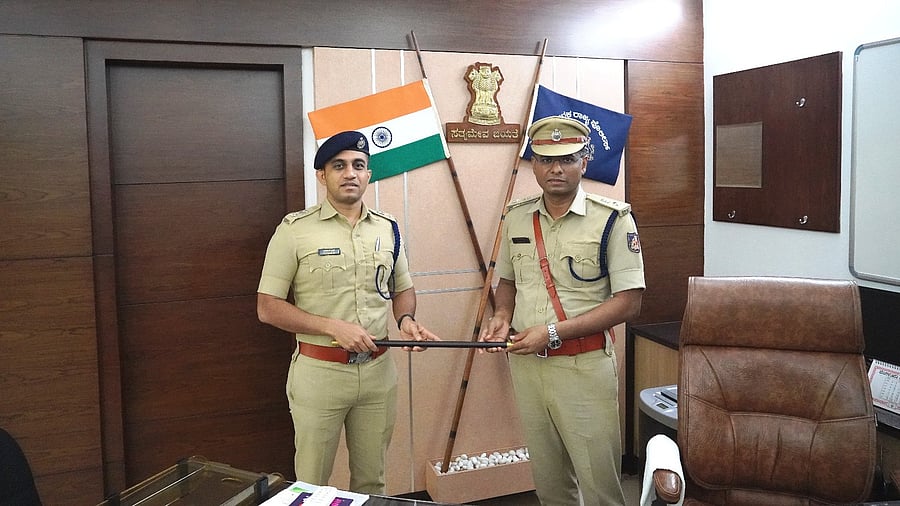 <div class="paragraphs"><p>(From left) Outgoing SP Yathish N symbolically hands over charge to the new Superintendent of Police, Dakshina Kannada Dr Arun K at SP chambers in Mangaluru on Friday. </p></div>
