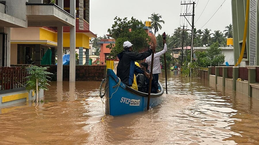 <div class="paragraphs"><p>People were helped by boat in the Ullalbail area of Mangalore.</p></div>